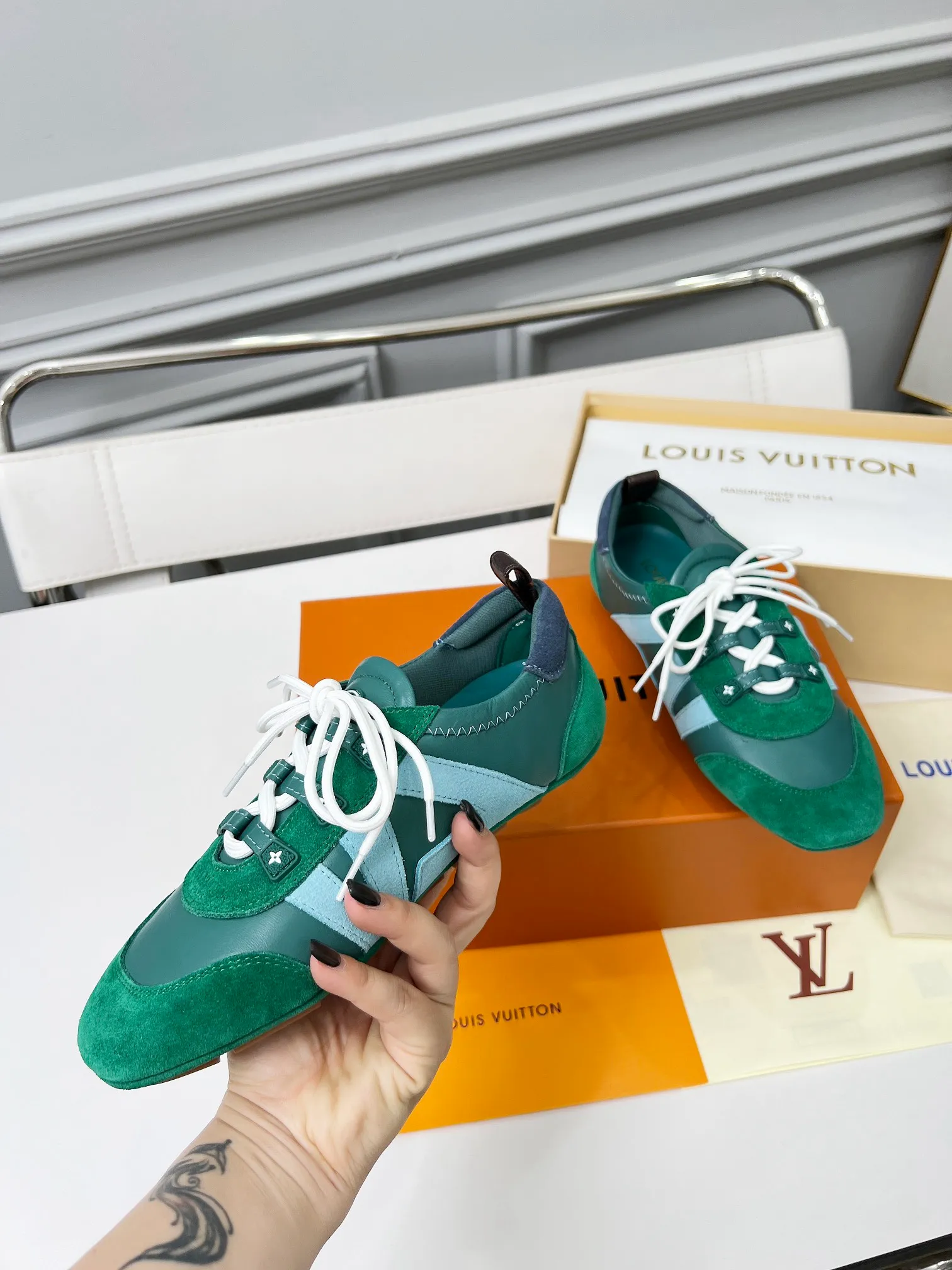 👟👟Ex-factory price 600👟👟 LV Sneakerina ballet-style sneakers are made of soft sheepskin and suede cow leather trimmings, and Monogram canvas is used to write the LV letters on the side, combining the light structure of ballet shoes with the comfortable texture of sneakers. Sacchetto craftsmanship and an injection-molded outsole complete the package, allowing for flexibility in a variety of looks. Code number: 35~41, colors are being updated...